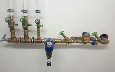 Kaltwasserverteiler aus Rotguss mit Optiline Hauswasserstation